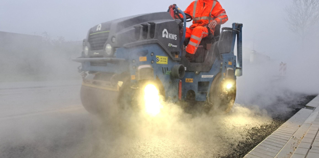 Asfalteren in de regen