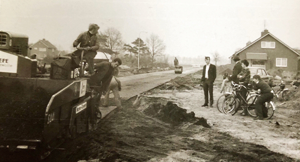 Asfalt leggen (1971).jpg